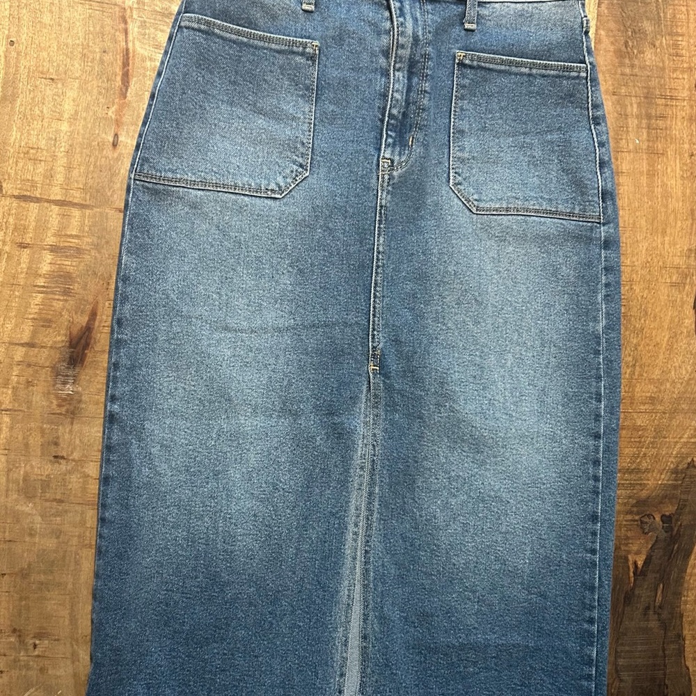 Classic Blue Denim Women's Skirt!  Hits your curves in all the right places!